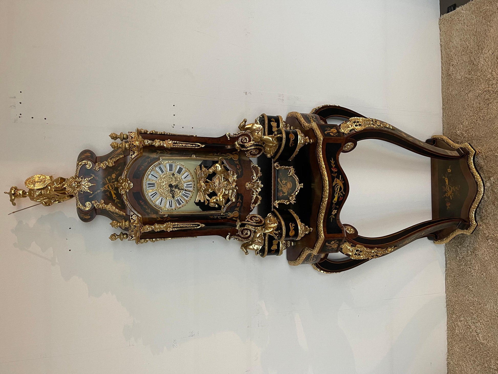 Imponente orologio a pendolo e console in stile francese secolo XX