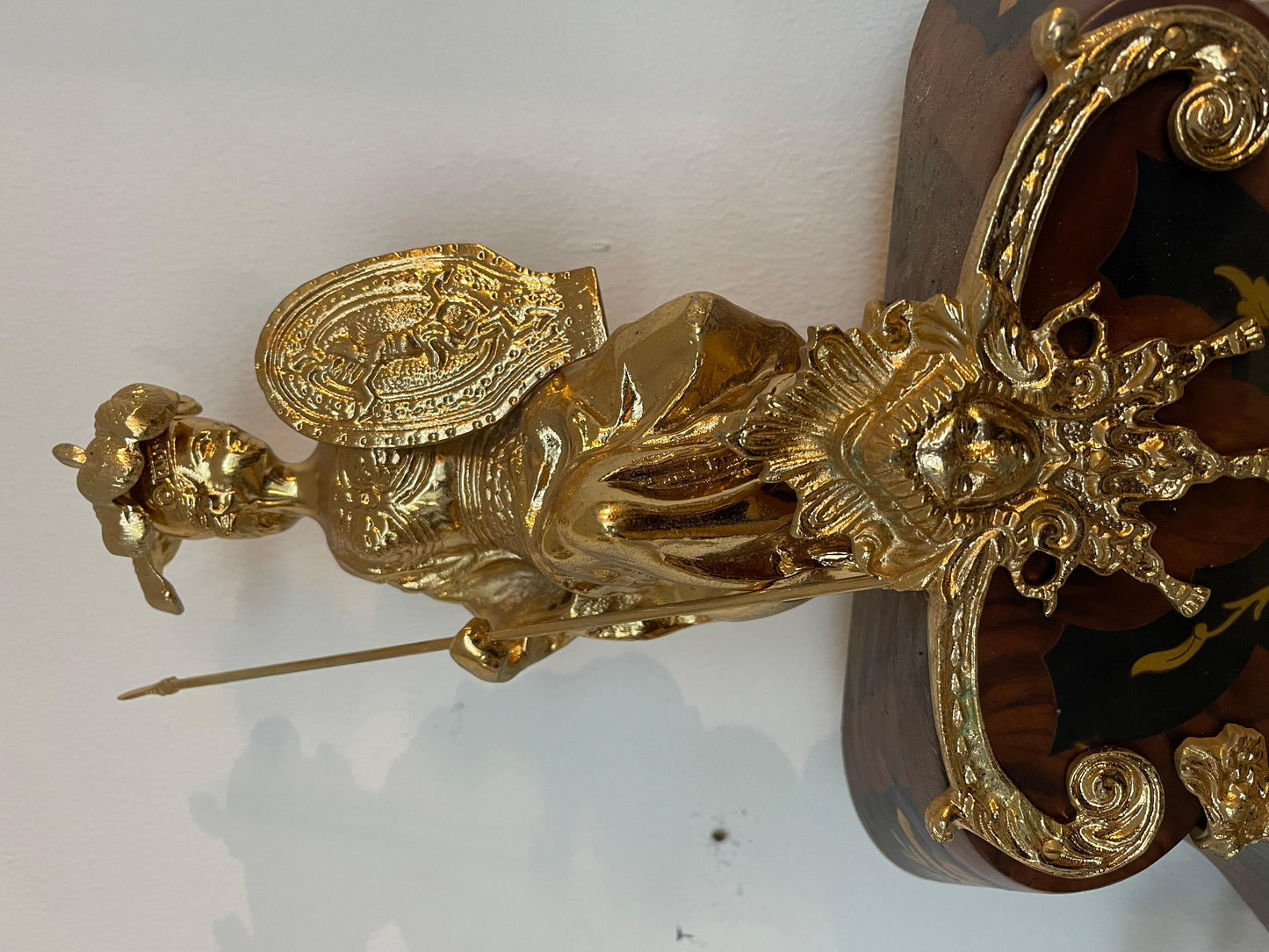 Imponente orologio a pendolo e console in stile francese secolo XX