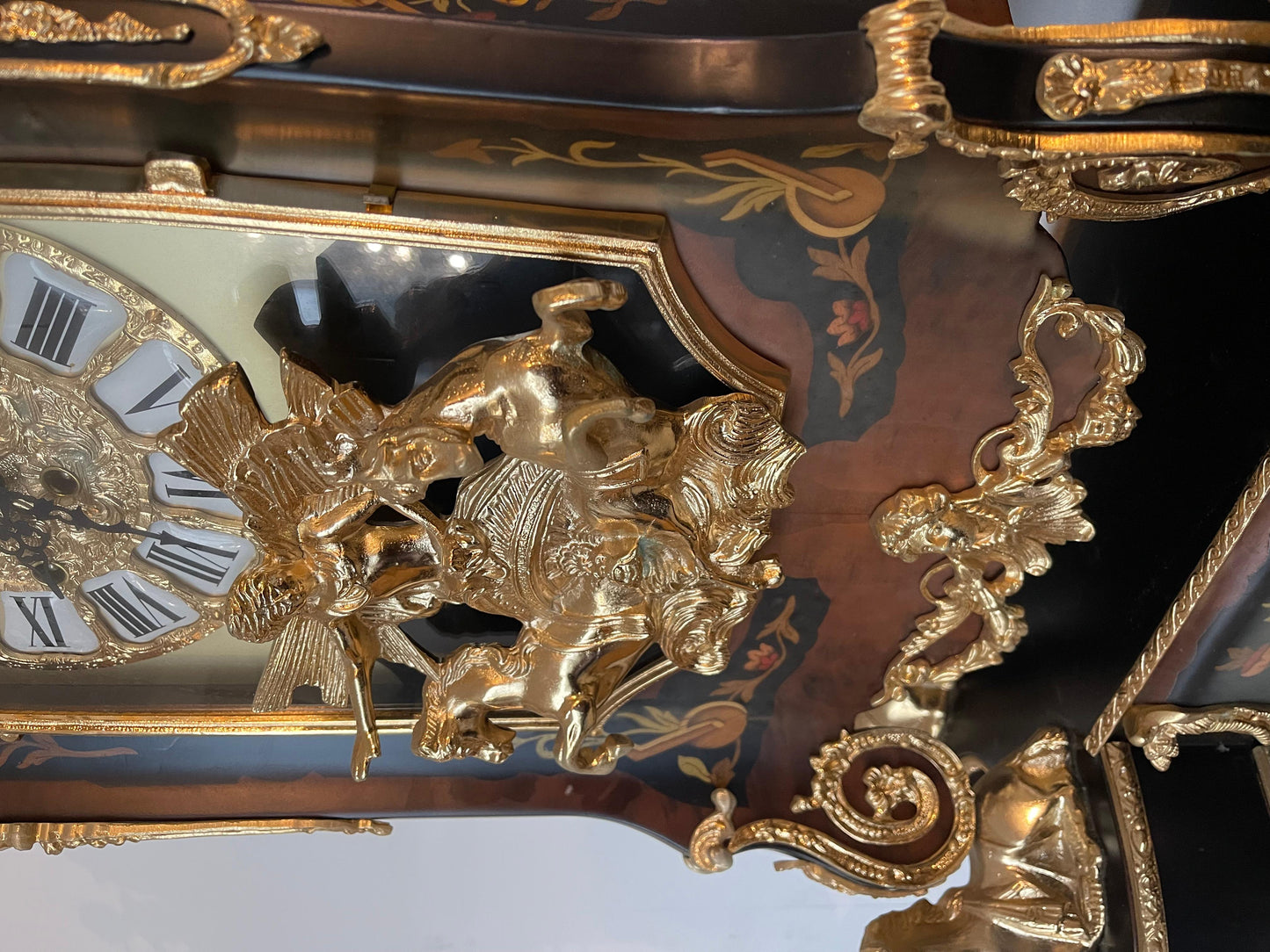 Imponente orologio a pendolo e console in stile francese secolo XX