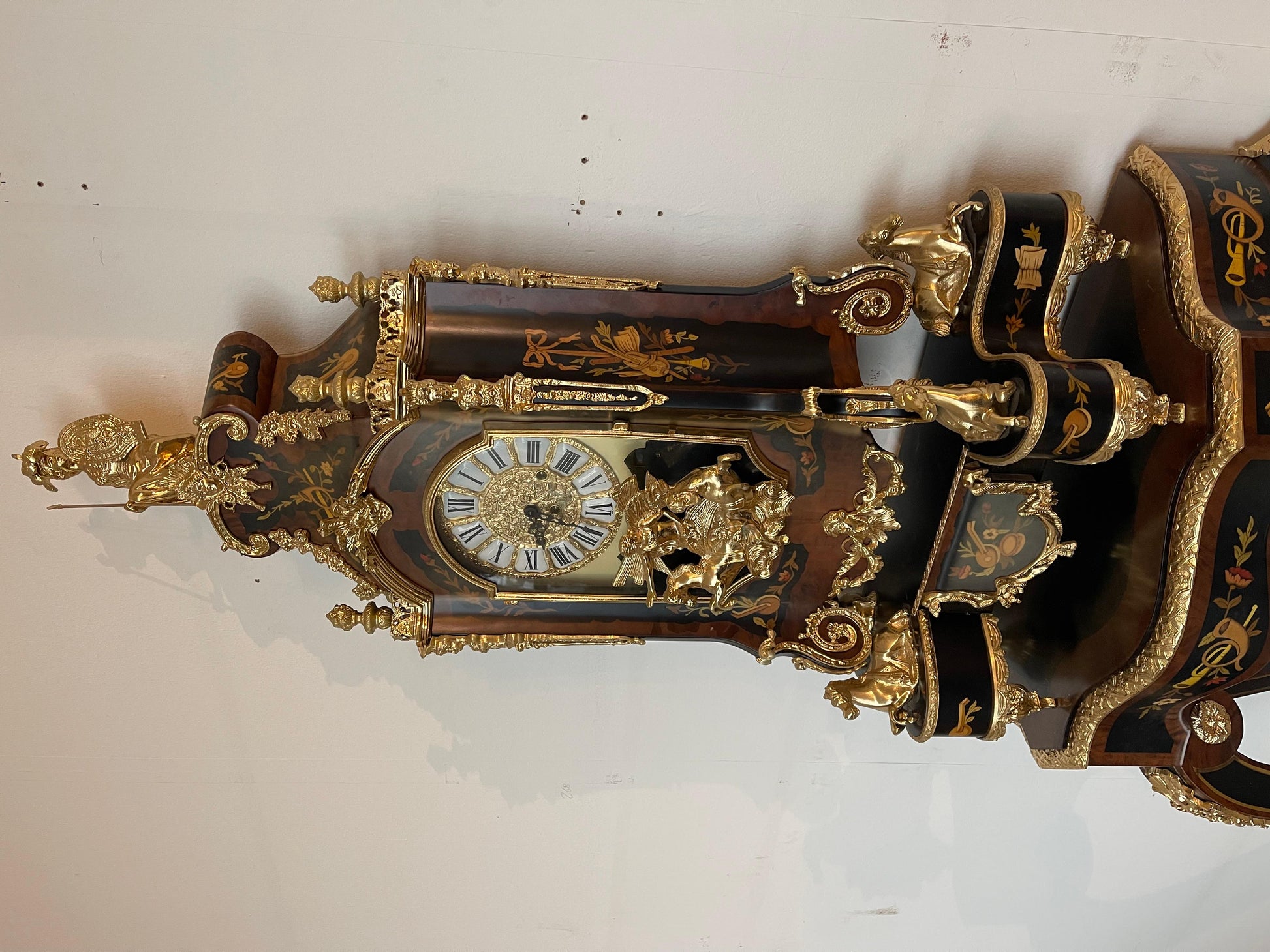 Imponente orologio a pendolo e console in stile francese secolo XX