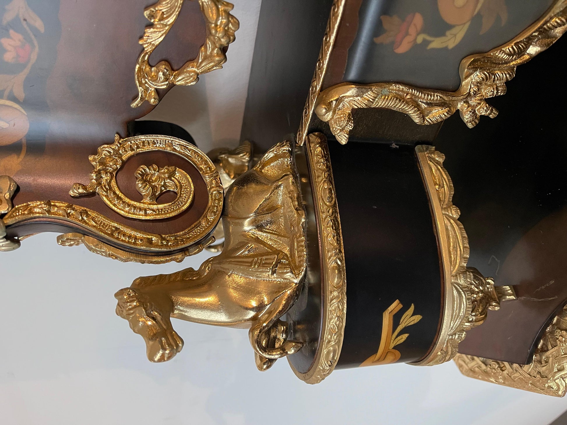 Imponente orologio a pendolo e console in stile francese secolo XX