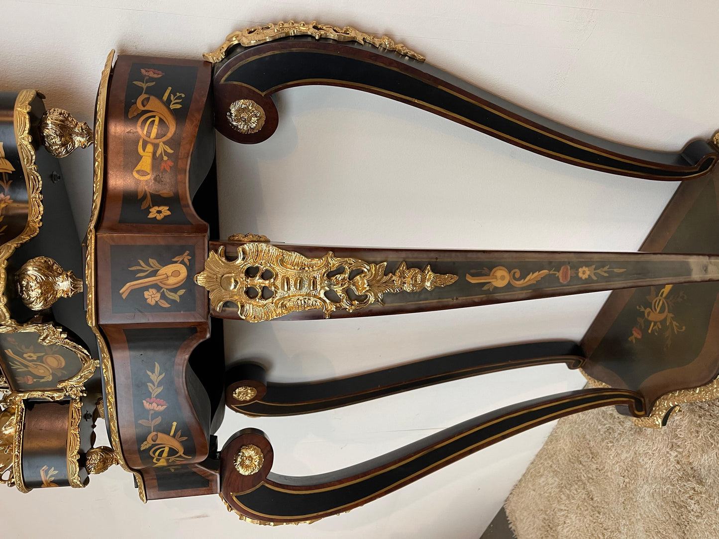 Imponente orologio a pendolo e console in stile francese secolo XX