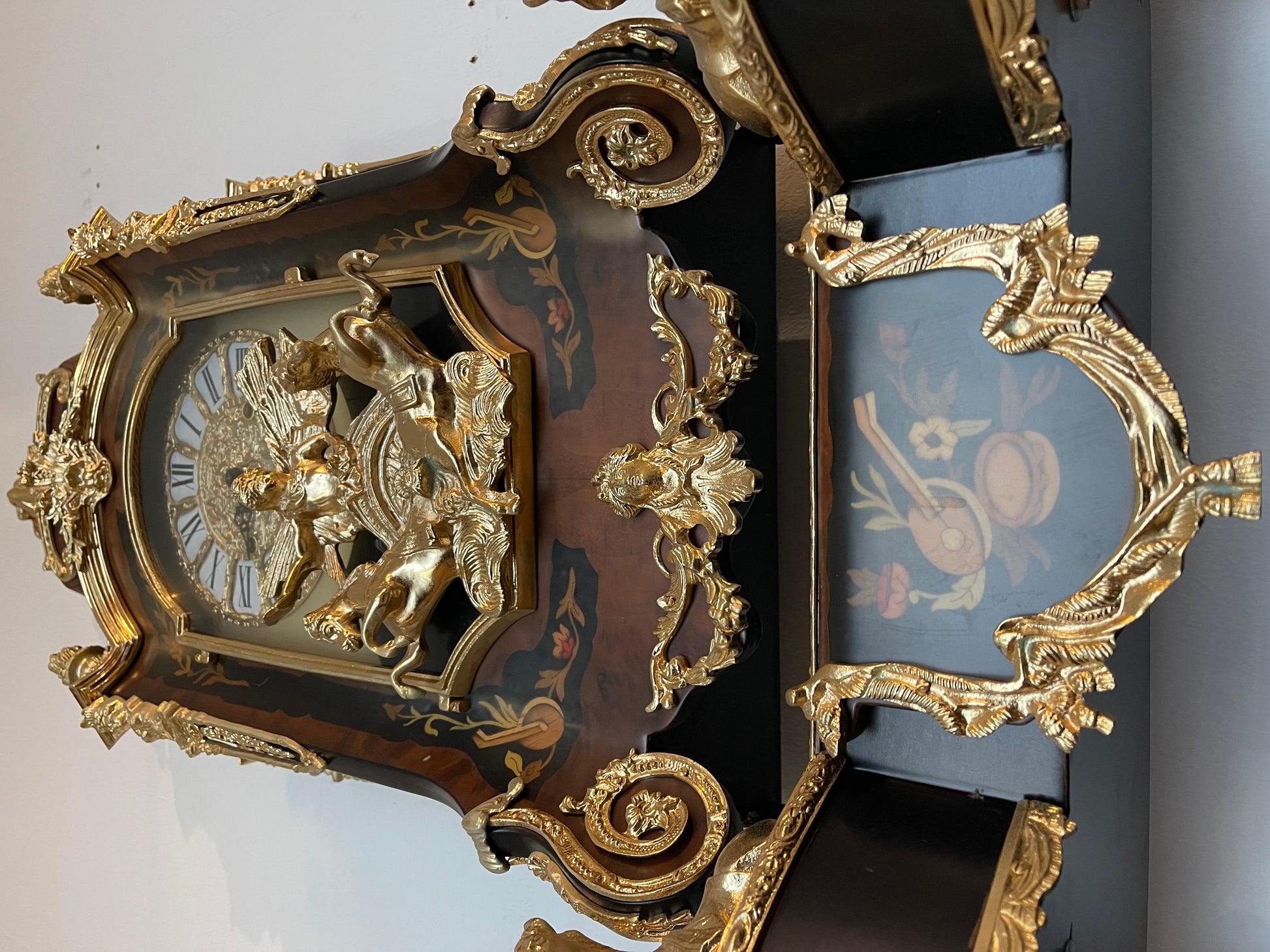 Imponente orologio a pendolo e console in stile francese secolo XX