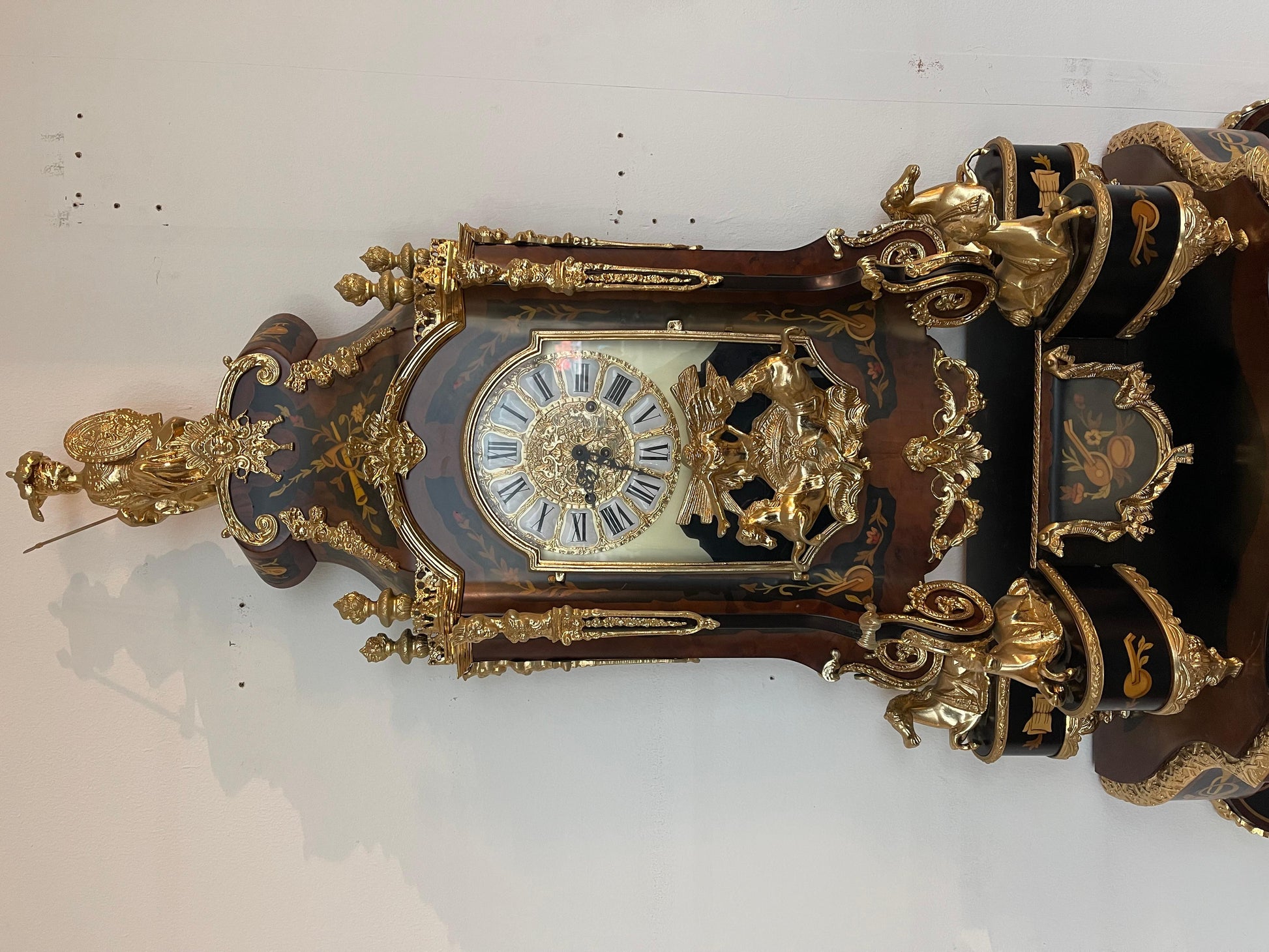 Imponente orologio a pendolo e console in stile francese secolo XX