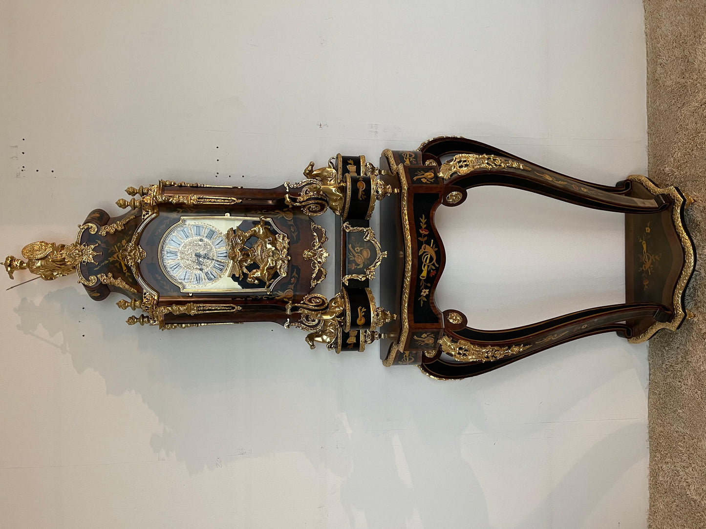 Imponente orologio a pendolo e console in stile francese secolo XX