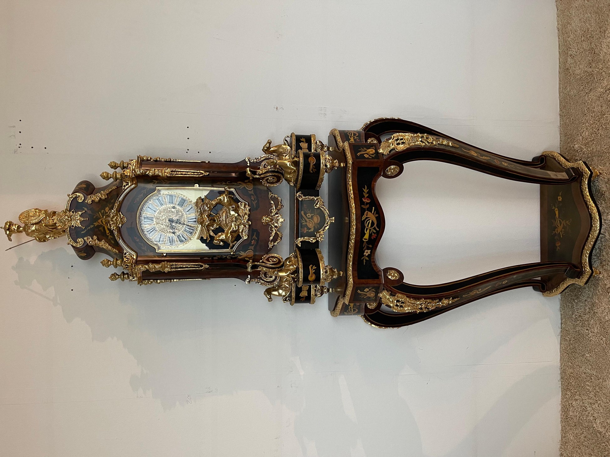 Imponente orologio a pendolo e console in stile francese secolo XX