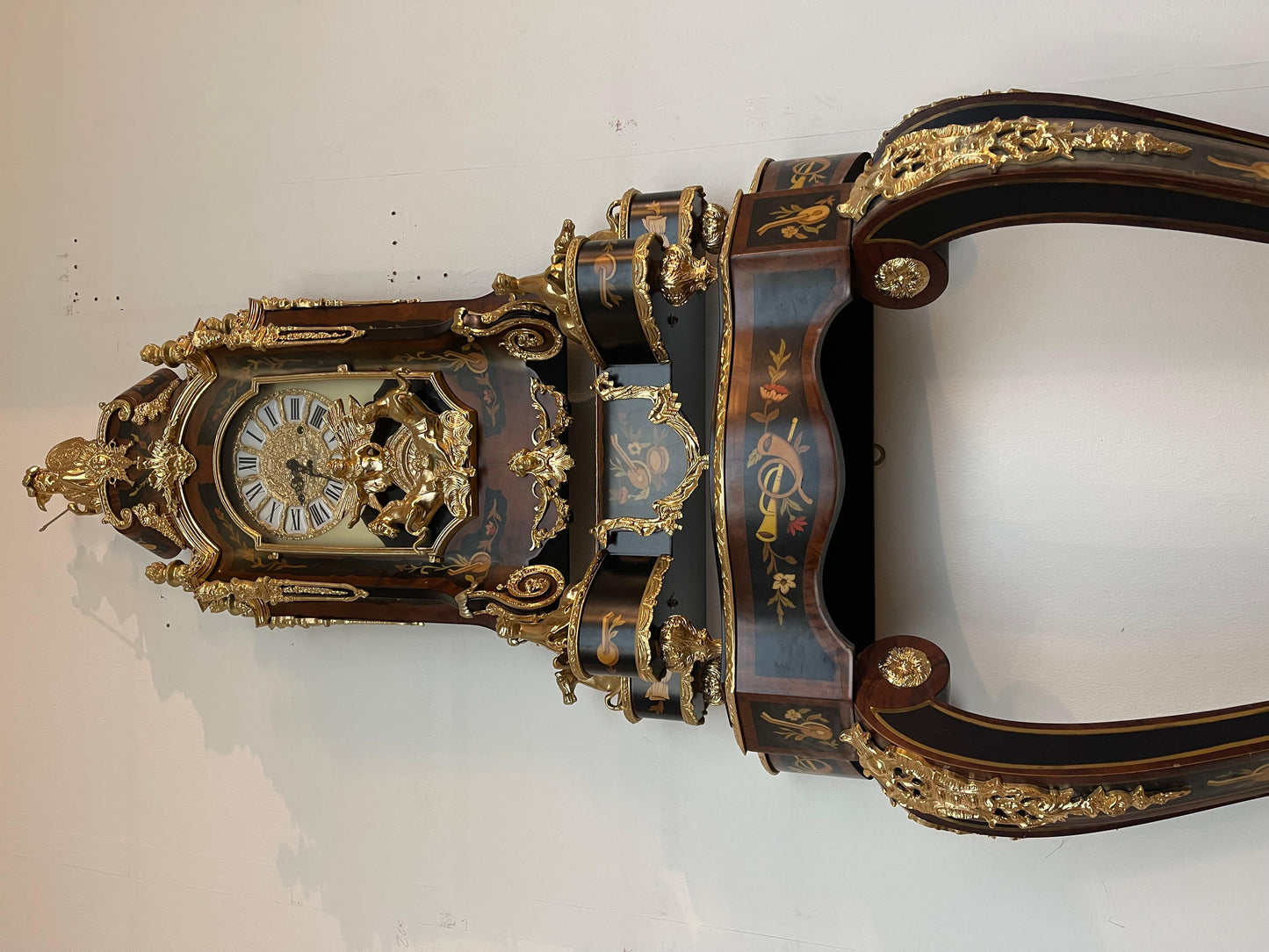 Imponente orologio a pendolo e console in stile francese secolo XX