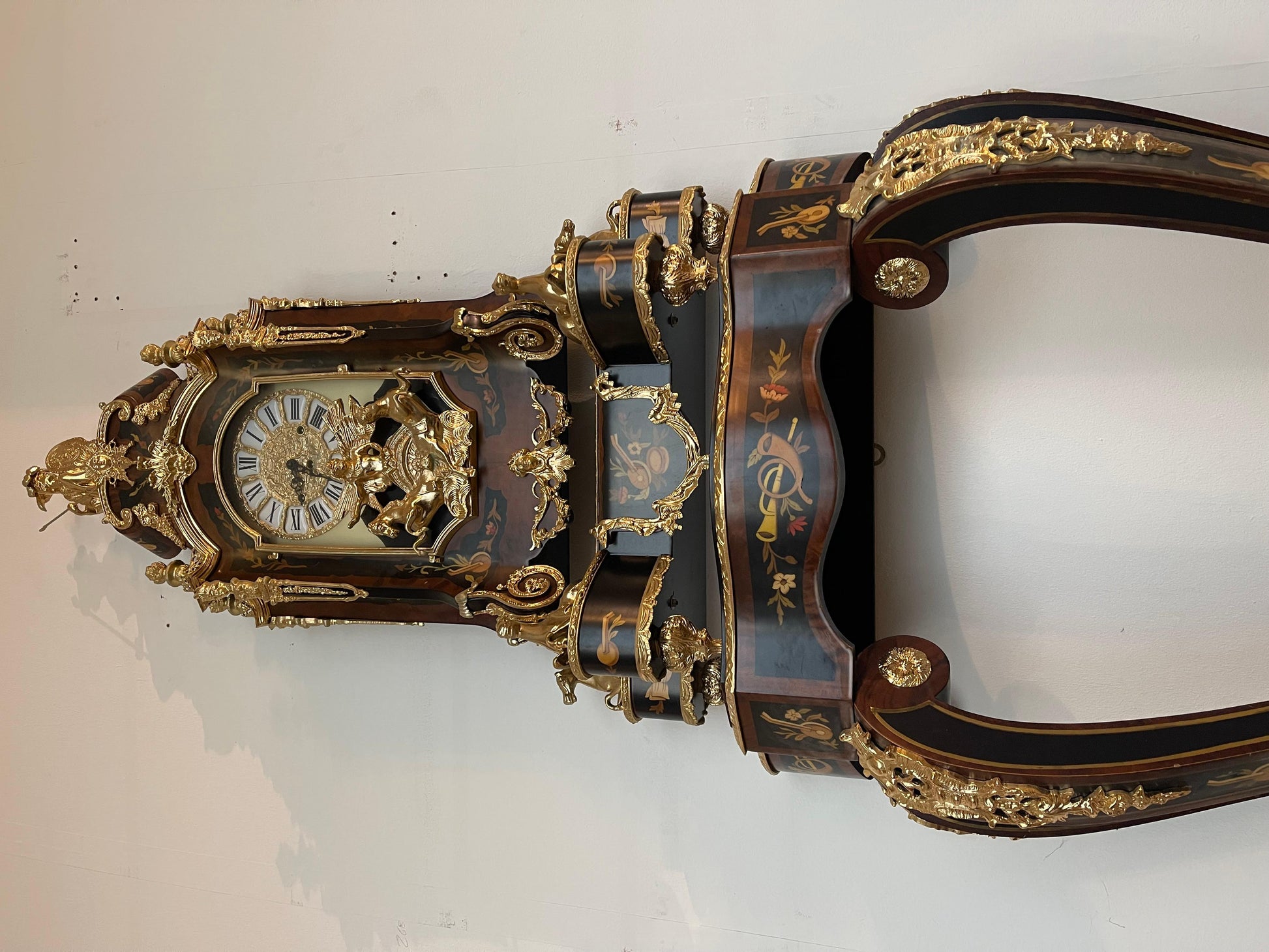 Imponente orologio a pendolo e console in stile francese secolo XX