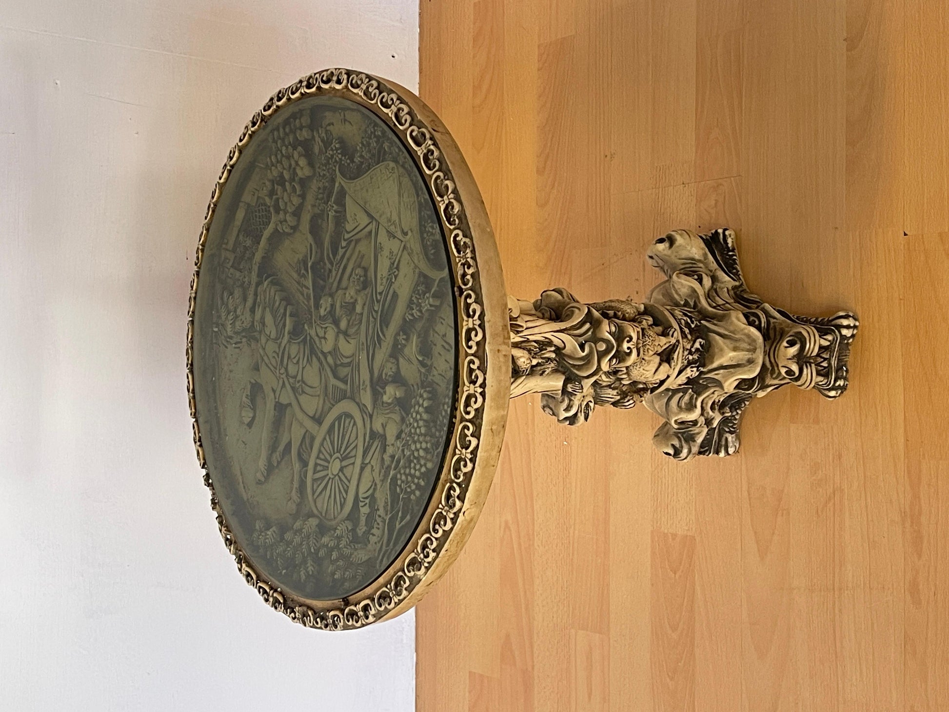 Tavolino Decorativo con Base a Dragone e Piano Inciso