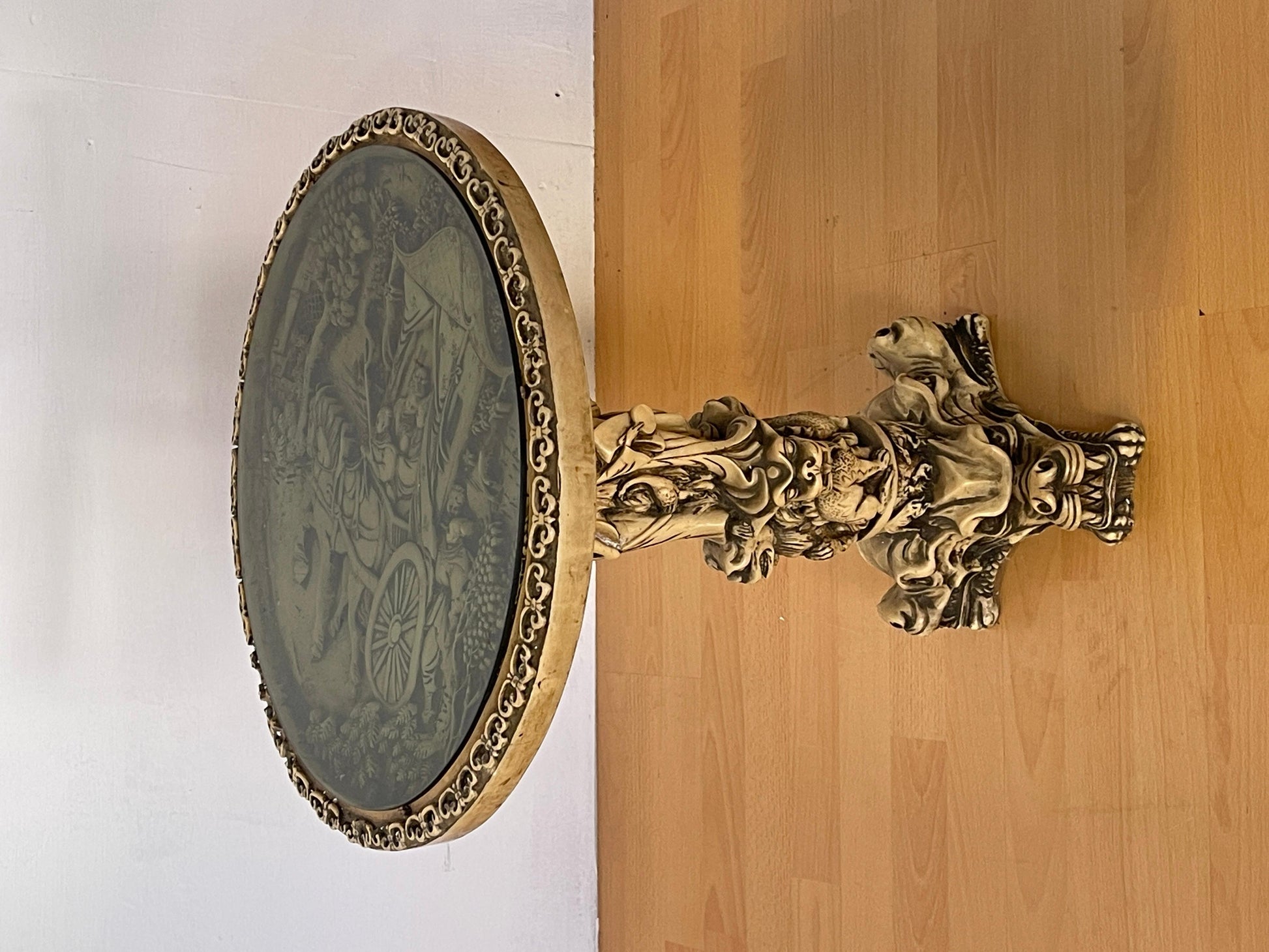 Tavolino Decorativo con Base a Dragone e Piano Inciso