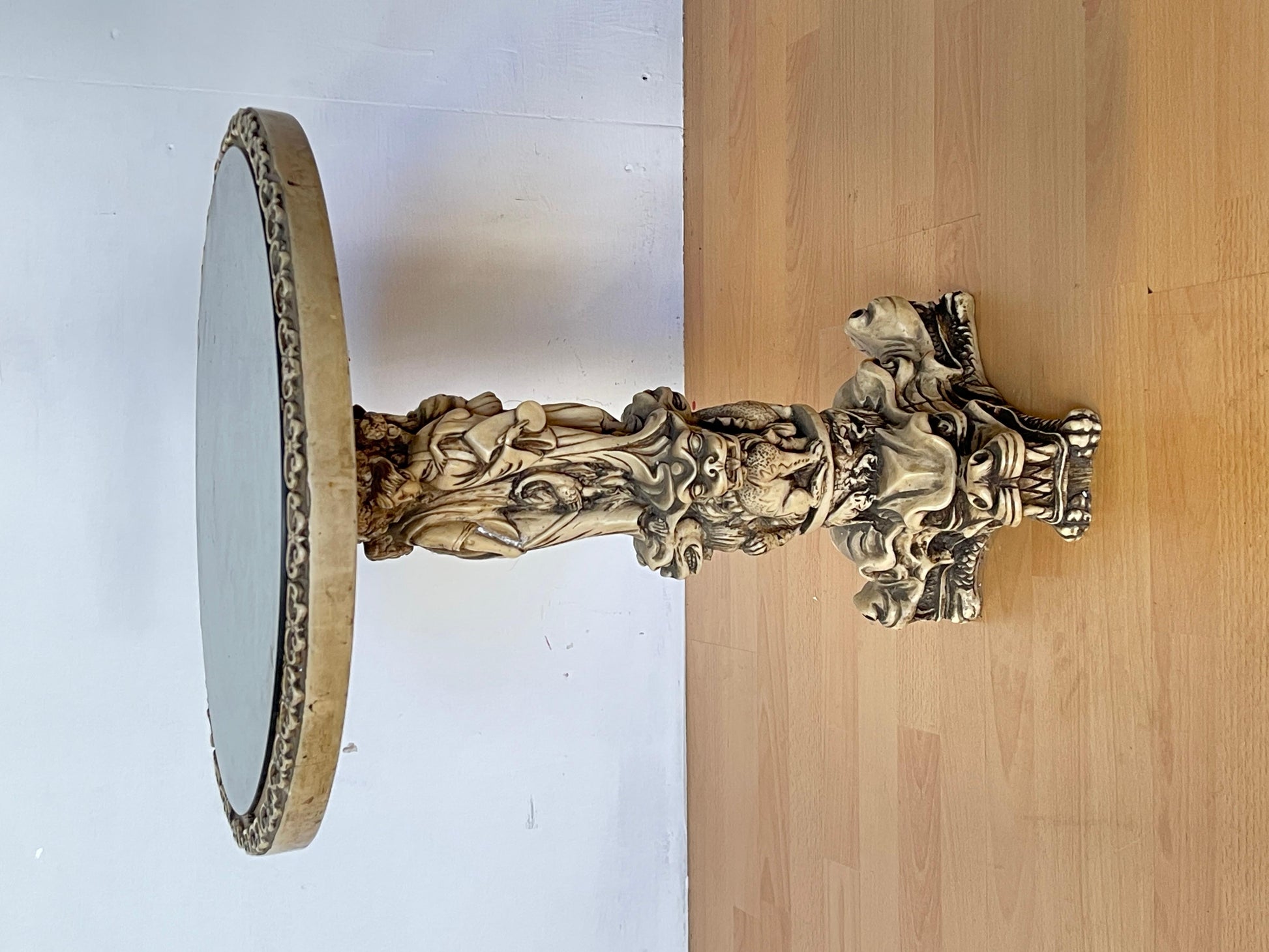 Tavolino Decorativo con Base a Dragone e Piano Inciso