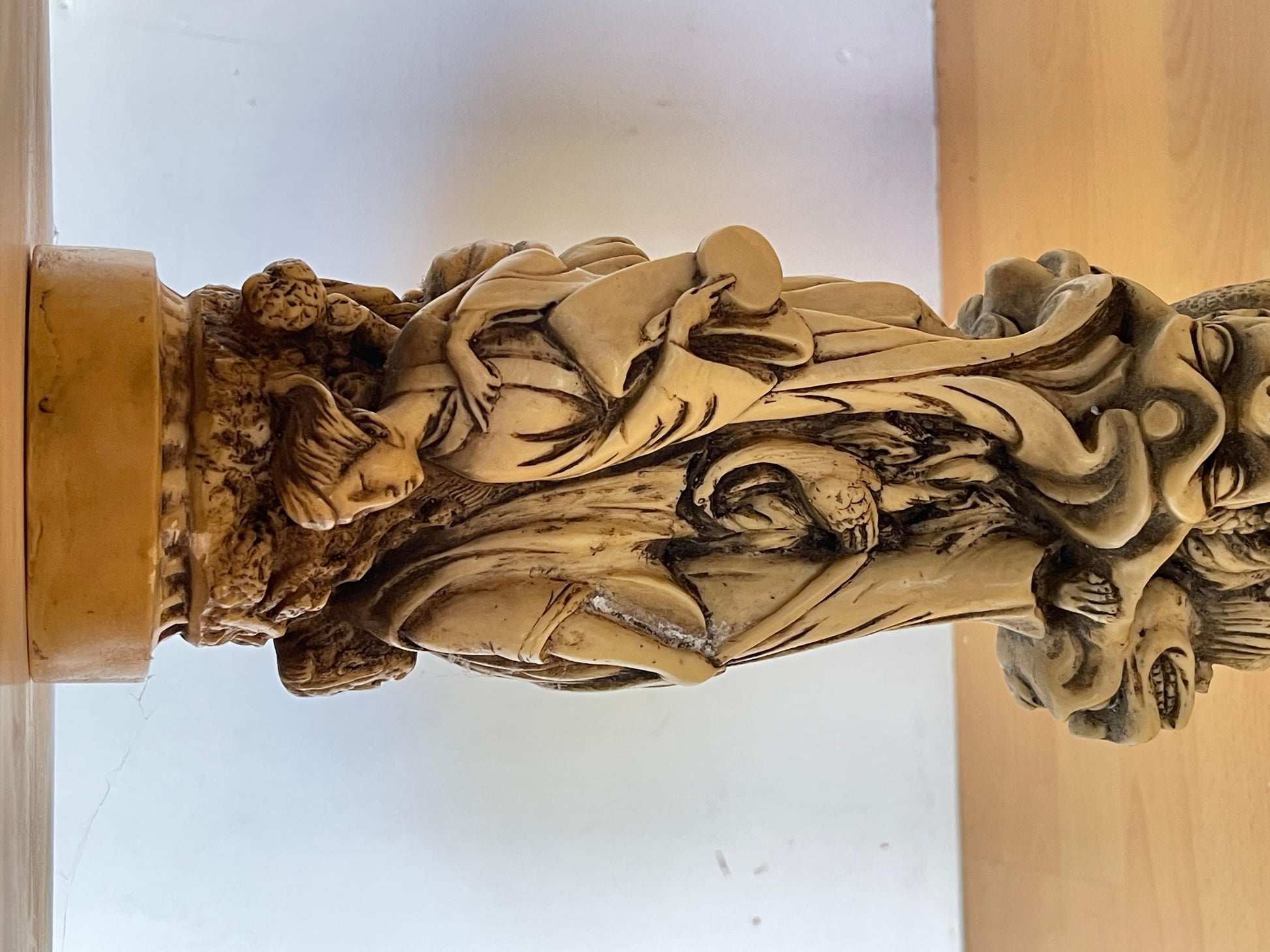 Tavolino Decorativo con Base a Dragone e Piano Inciso