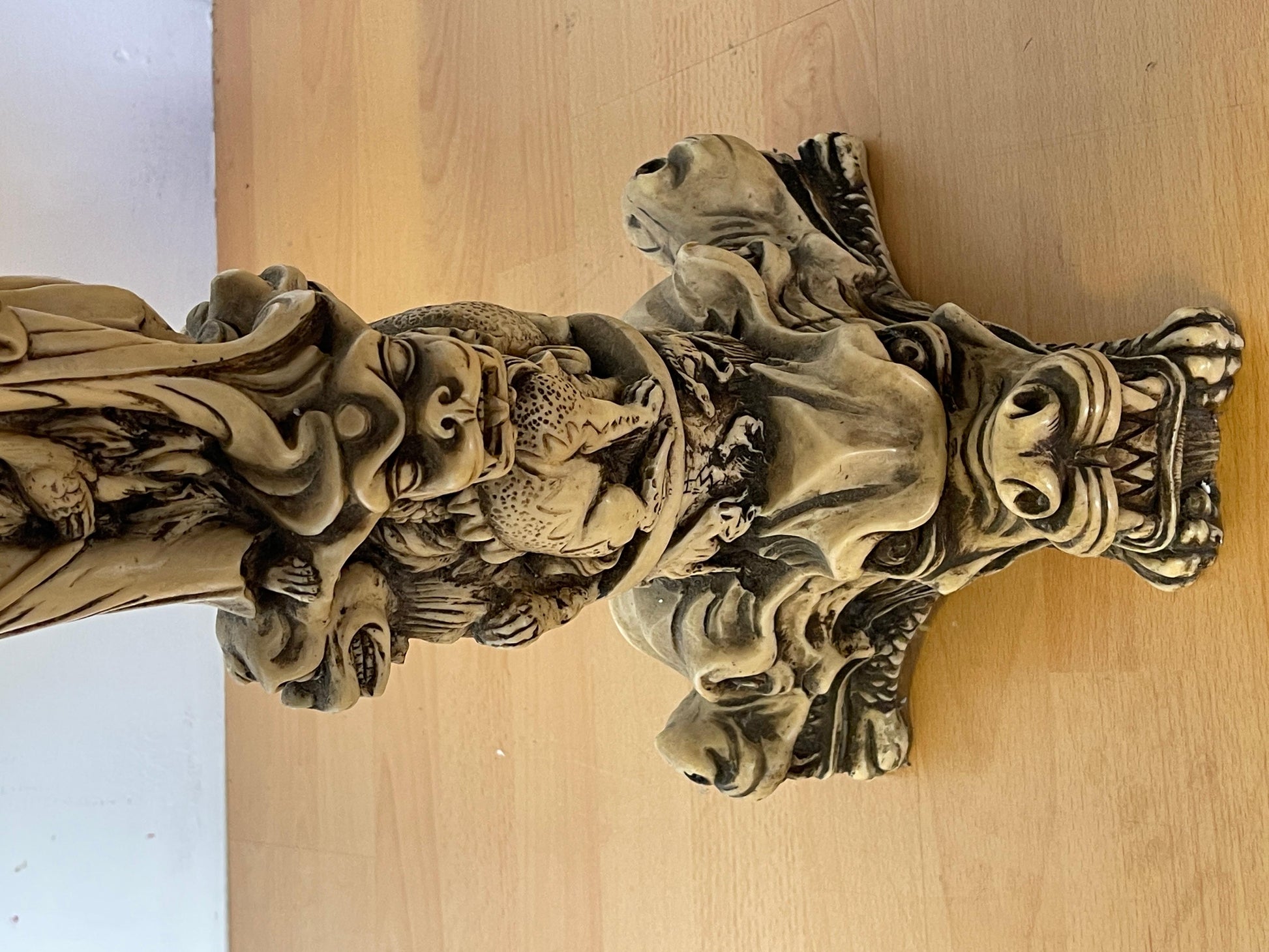 Tavolino Decorativo con Base a Dragone e Piano Inciso