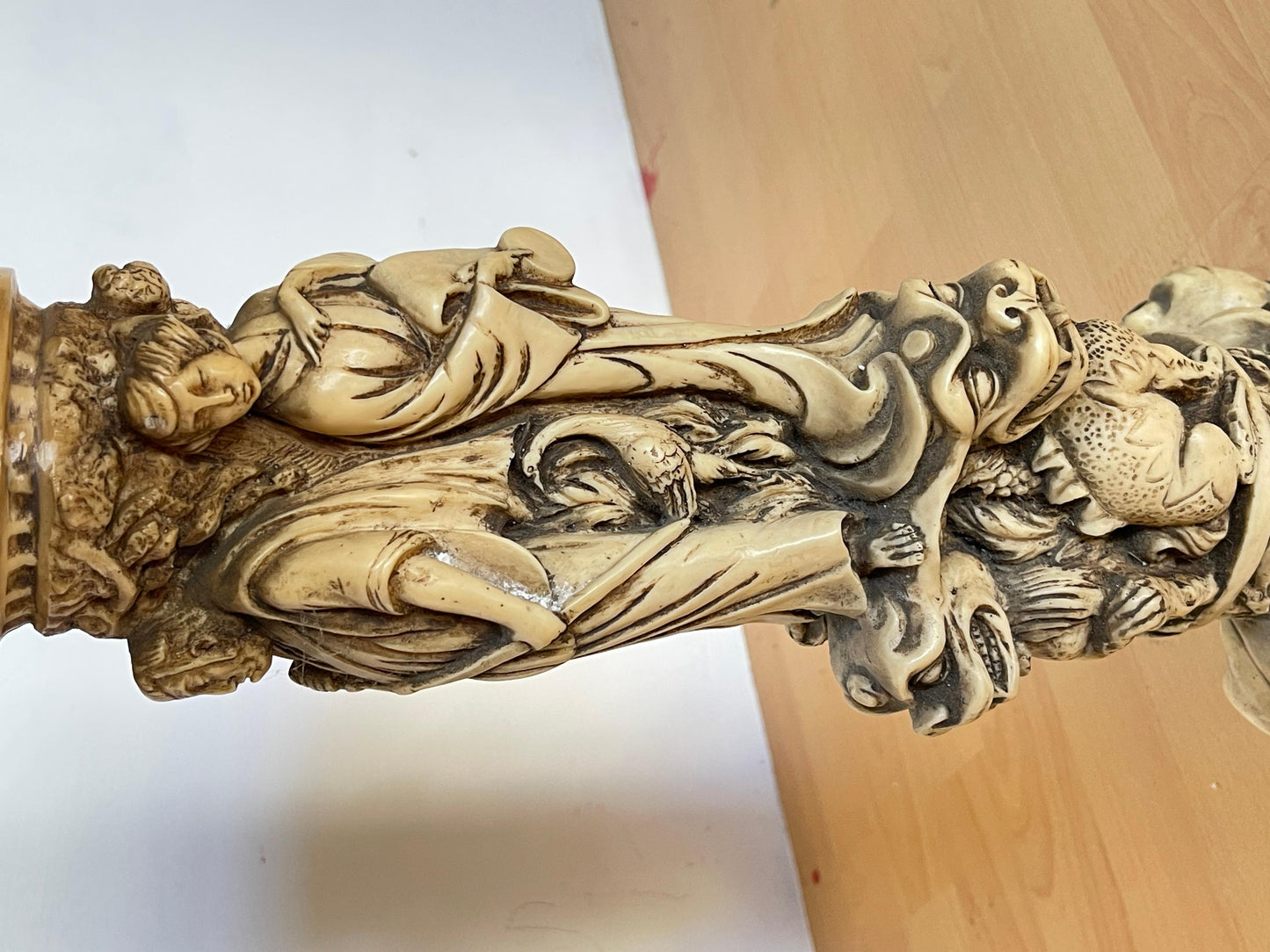 Tavolino Decorativo con Base a Dragone e Piano Inciso