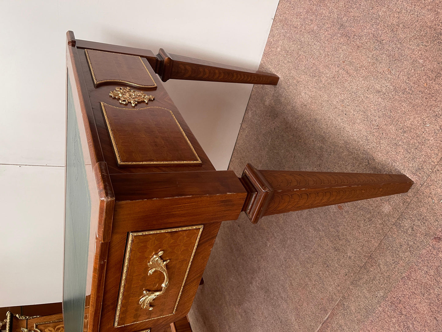 Scrivania italiana stile Luigi XVI con tiretti e piedi a piramide più sedie