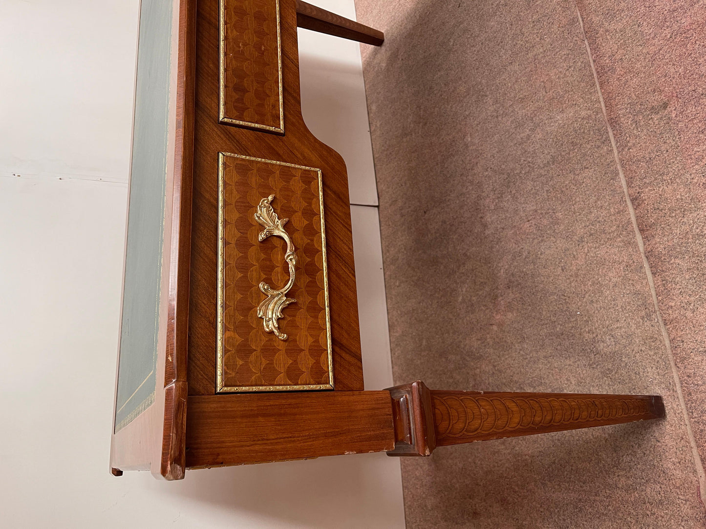 Scrivania italiana stile Luigi XVI con tiretti e piedi a piramide più sedie