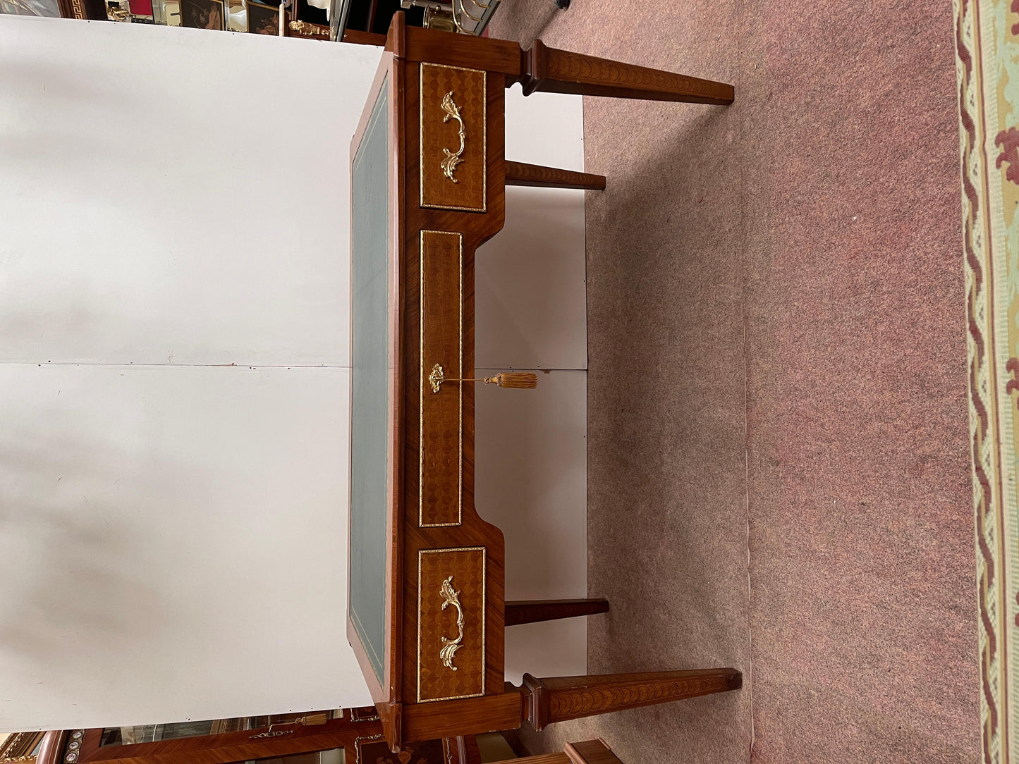 Scrivania italiana stile Luigi XVI con tiretti e piedi a piramide più sedie