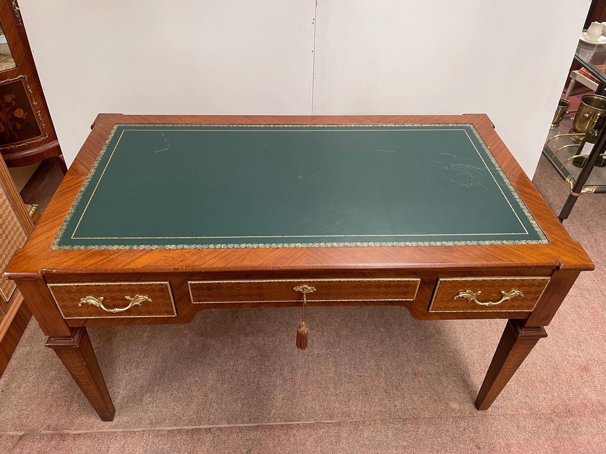 Scrivania italiana stile Luigi XVI con tiretti e piedi a piramide più sedie