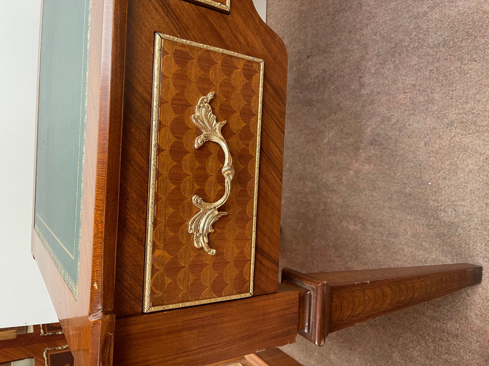 Scrivania italiana stile Luigi XVI con tiretti e piedi a piramide più sedie