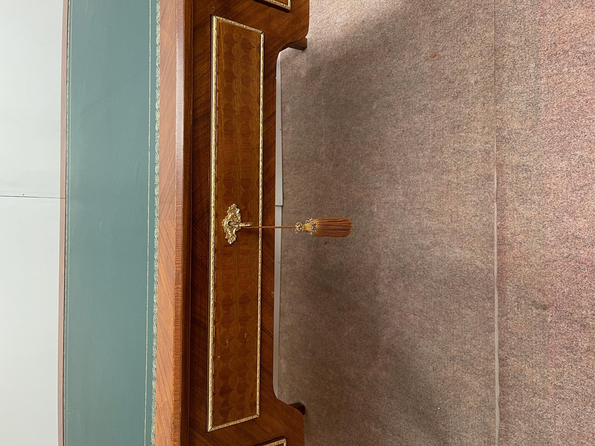 Scrivania italiana stile Luigi XVI con tiretti e piedi a piramide più sedie