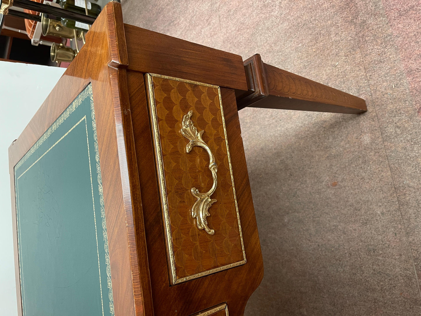 Scrivania italiana stile Luigi XVI con tiretti e piedi a piramide più sedie