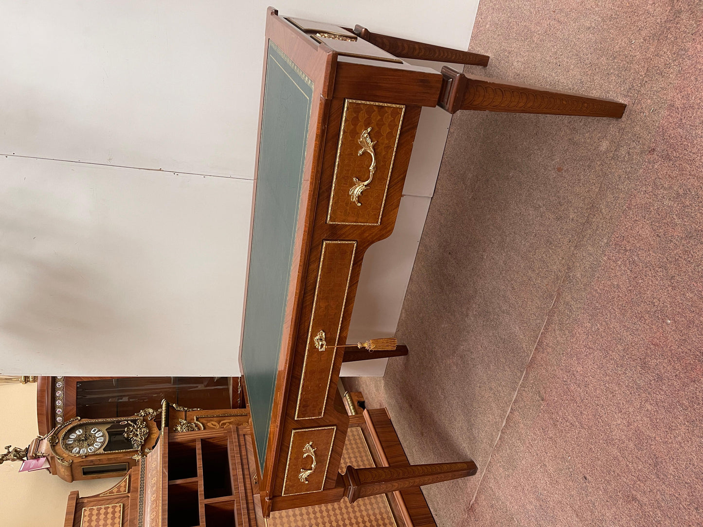 Scrivania italiana stile Luigi XVI con tiretti e piedi a piramide più sedie