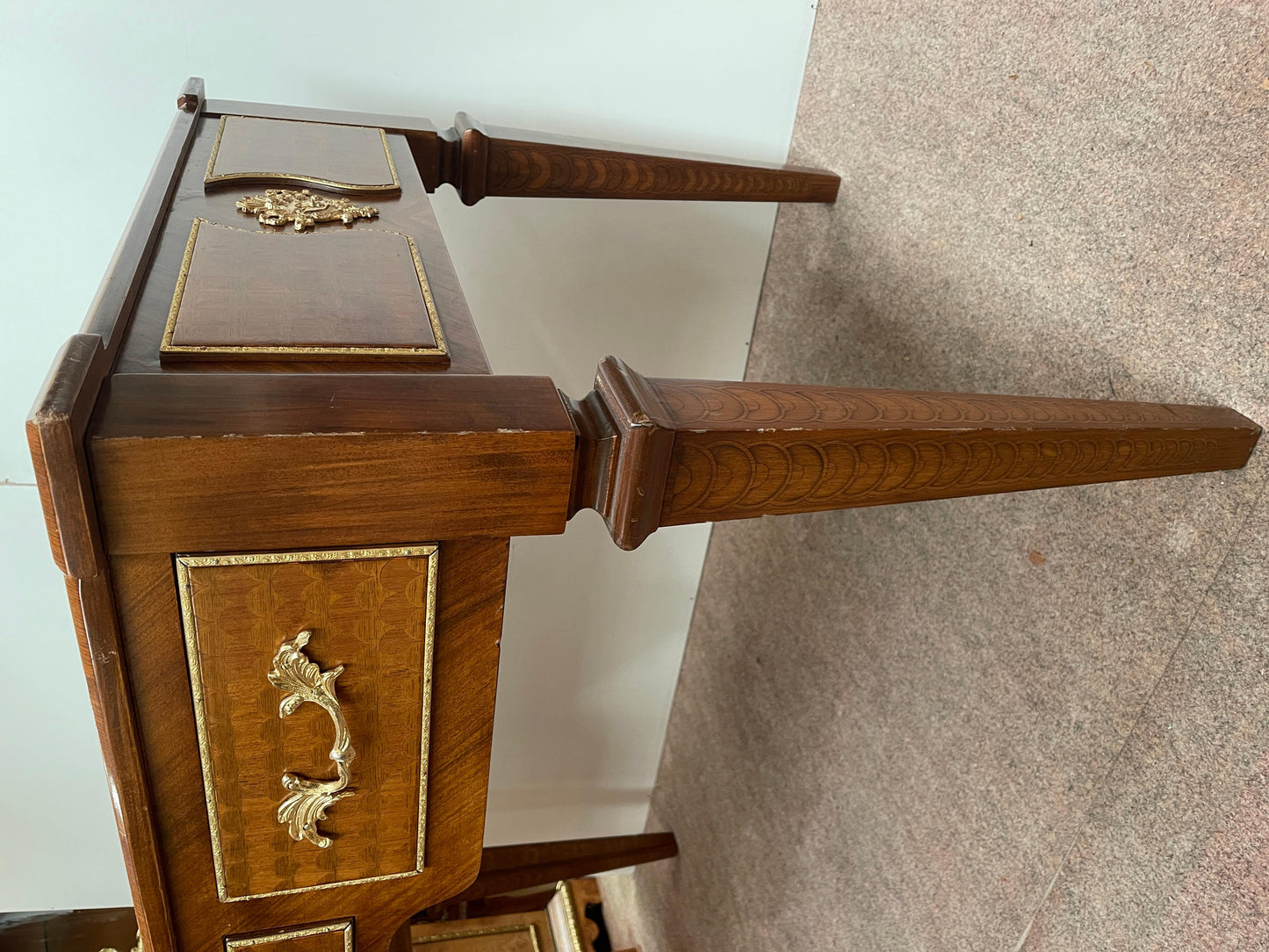 Scrivania italiana stile Luigi XVI con tiretti e piedi a piramide più sedie