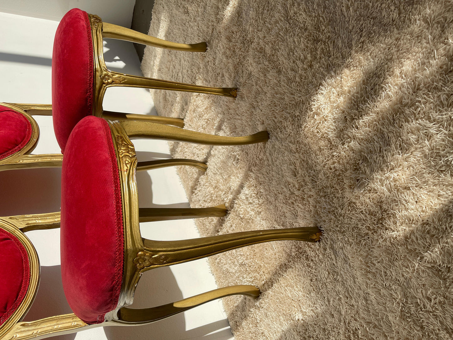 Bellisima coppia di sedie italiana in legno masselo stile luigi XVI anni '80