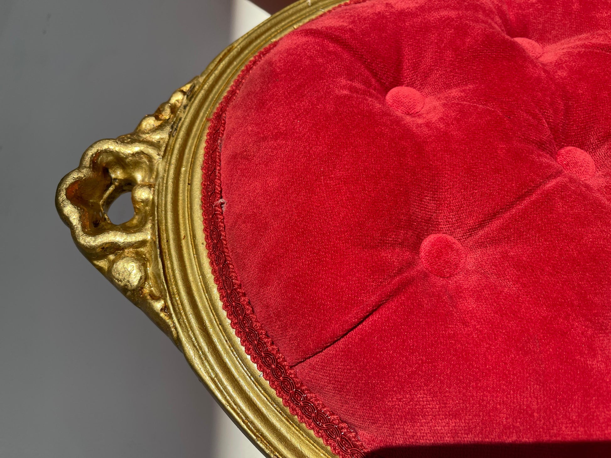 Bellisima coppia di sedie italiana in legno masselo stile luigi XVI anni '80