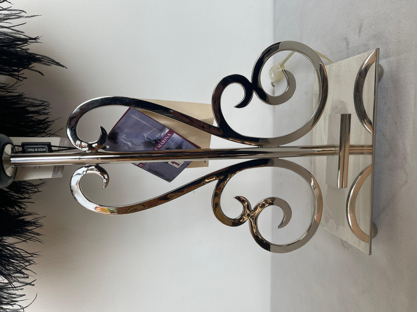 Lampada da tavolo con piume nera stile design italia vintage