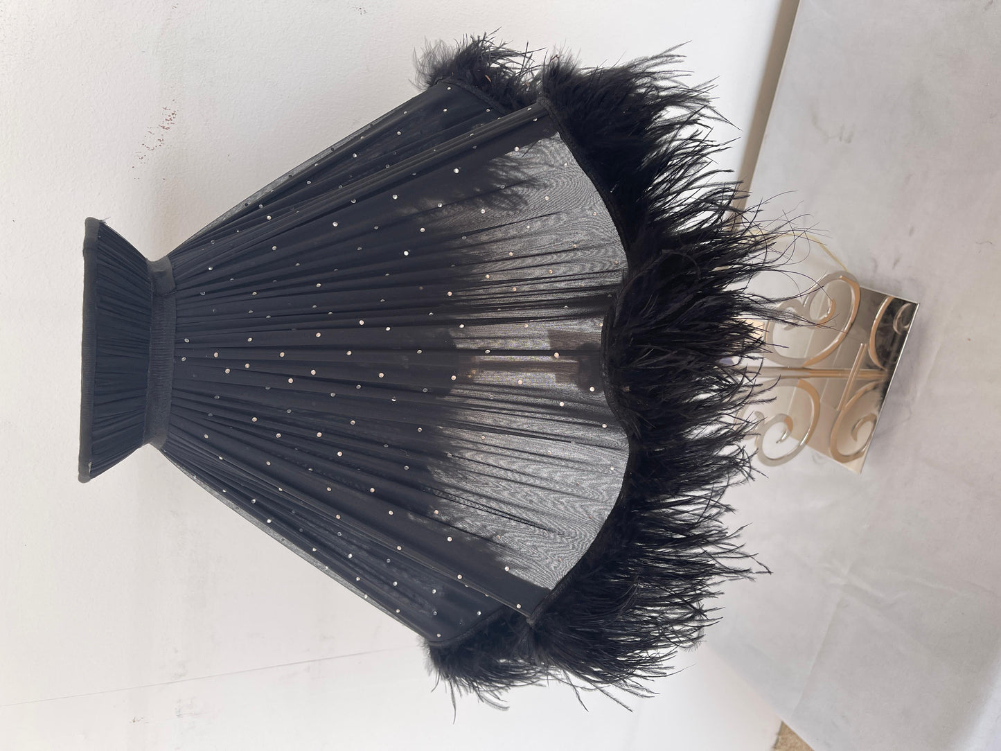 Lampada da tavolo con piume nera stile design italia vintage