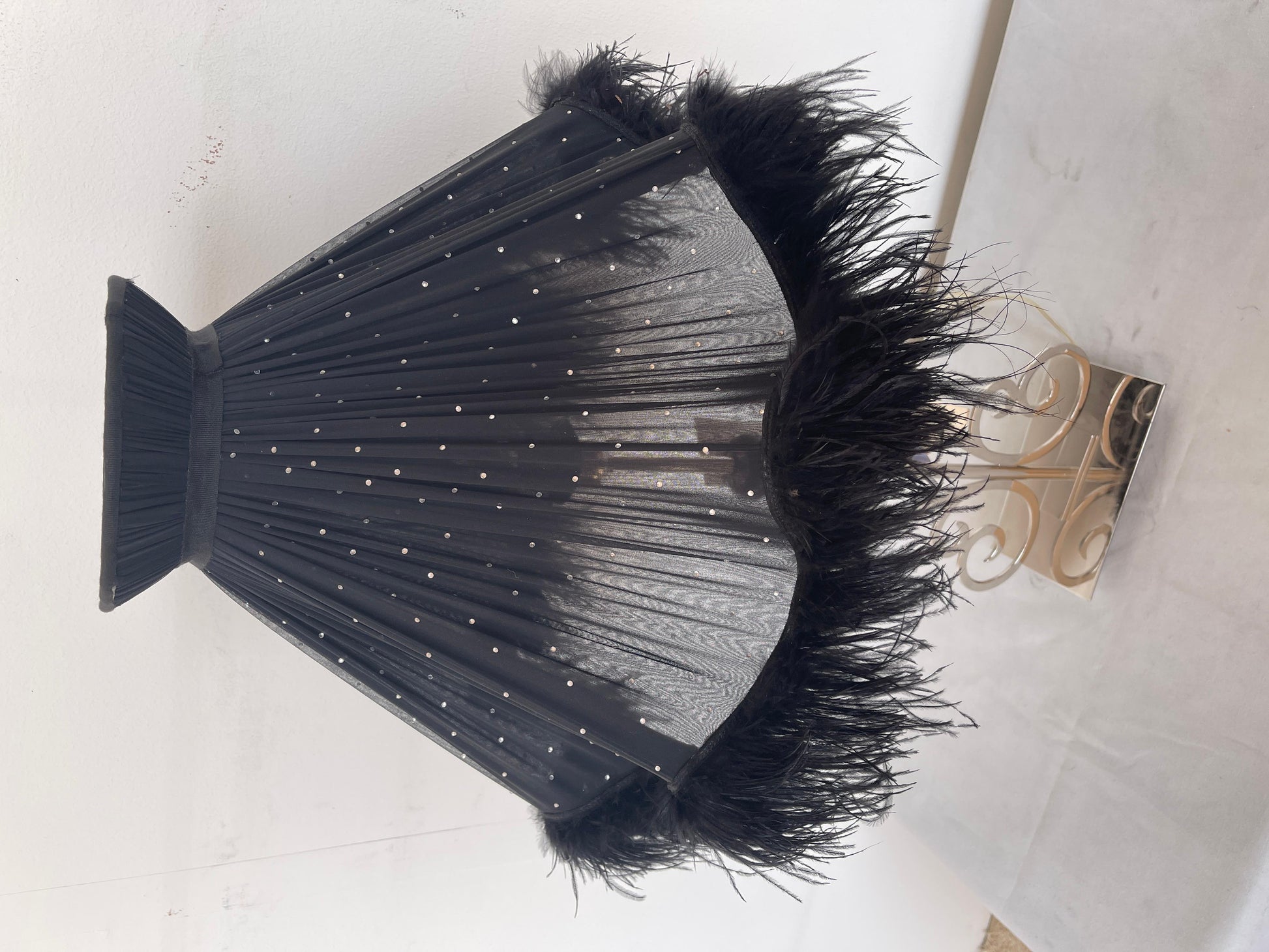 Lampada da tavolo con piume nera stile design italia vintage