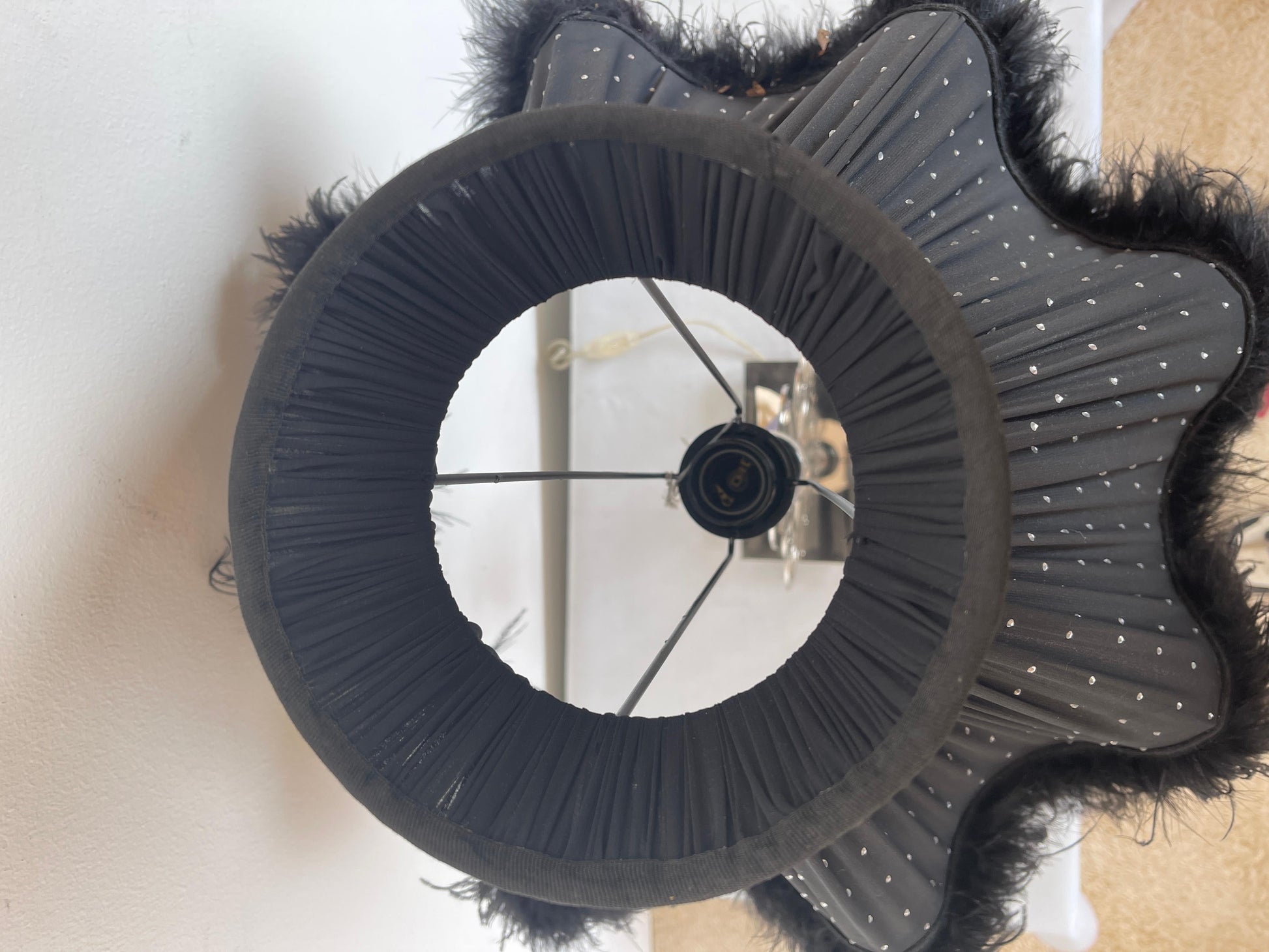 Lampada da tavolo con piume nera stile design italia vintage