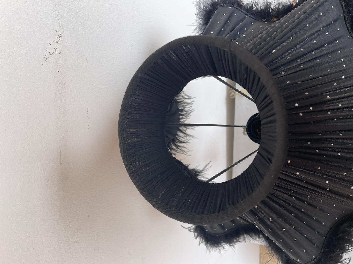 Lampada da tavolo con piume nera stile design italia vintage