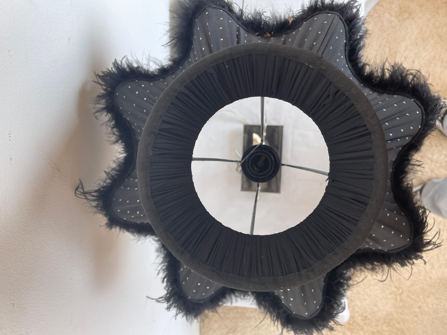 Lampada da tavolo con piume nera stile design italia vintage