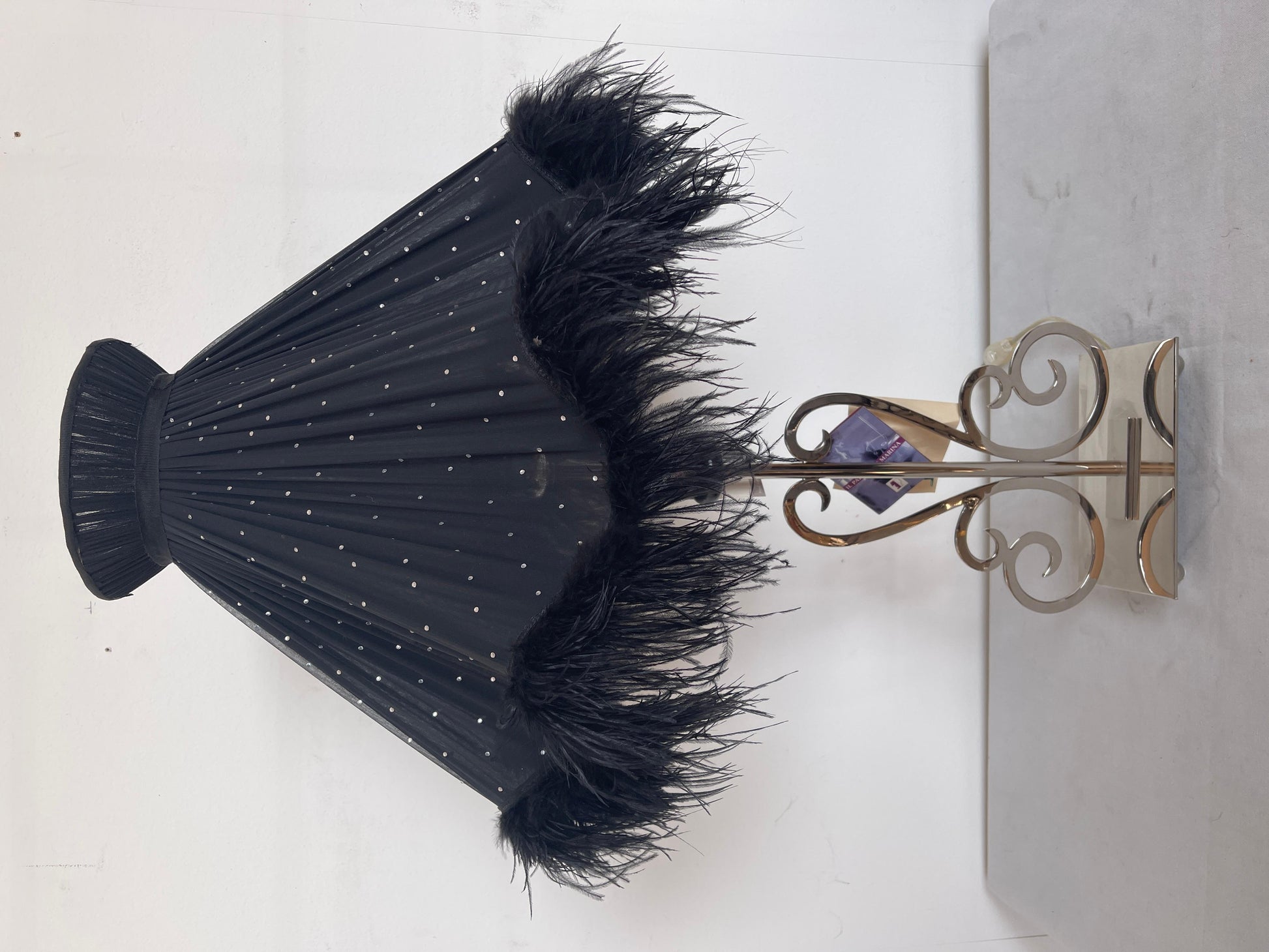 Lampada da tavolo con piume nera stile design italia vintage