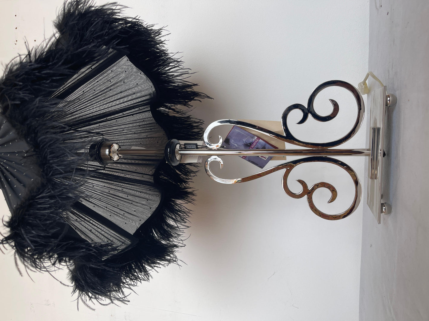 Lampada da tavolo con piume nera stile design italia vintage