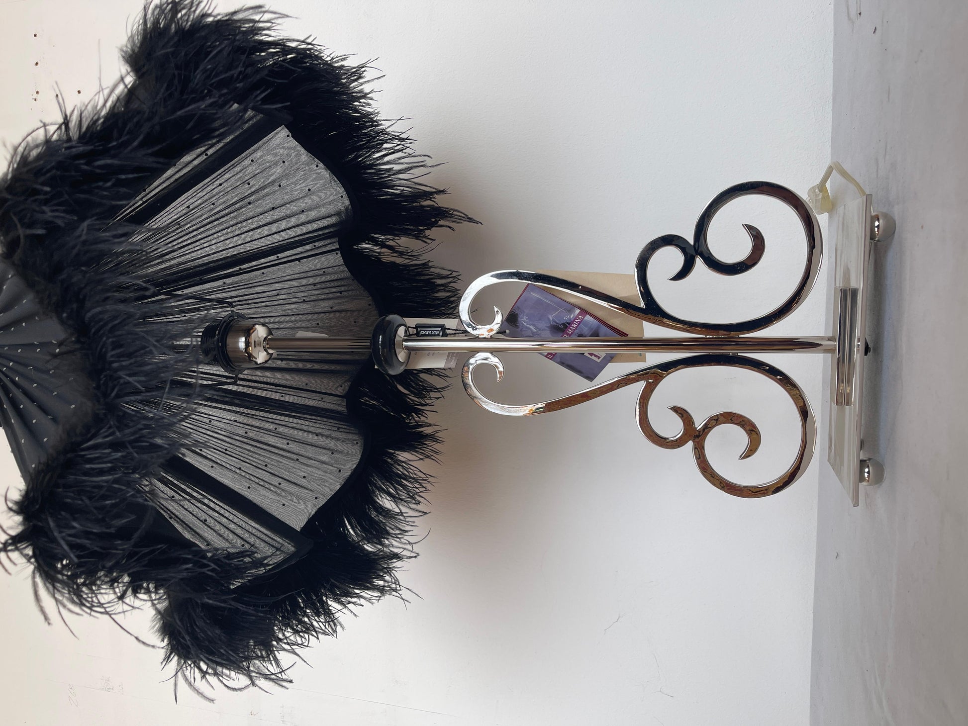 Lampada da tavolo con piume nera stile design italia vintage