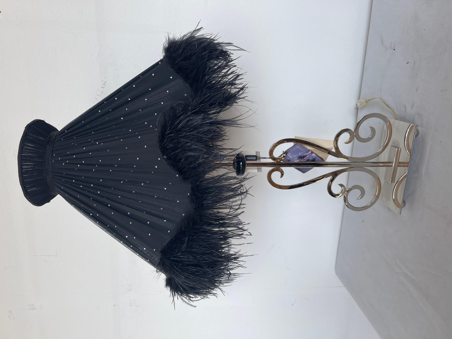 Lampada da tavolo con piume nera stile design italia vintage