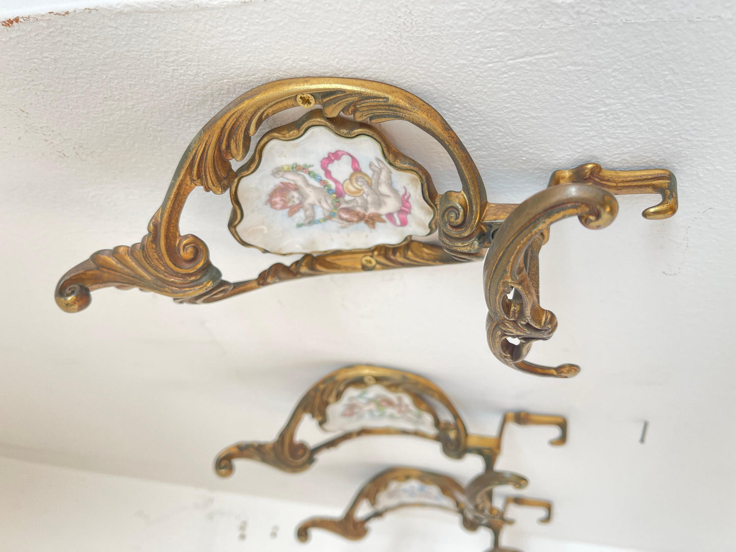 Set di tre appendiabiti in ottone in stile parigino del 1960