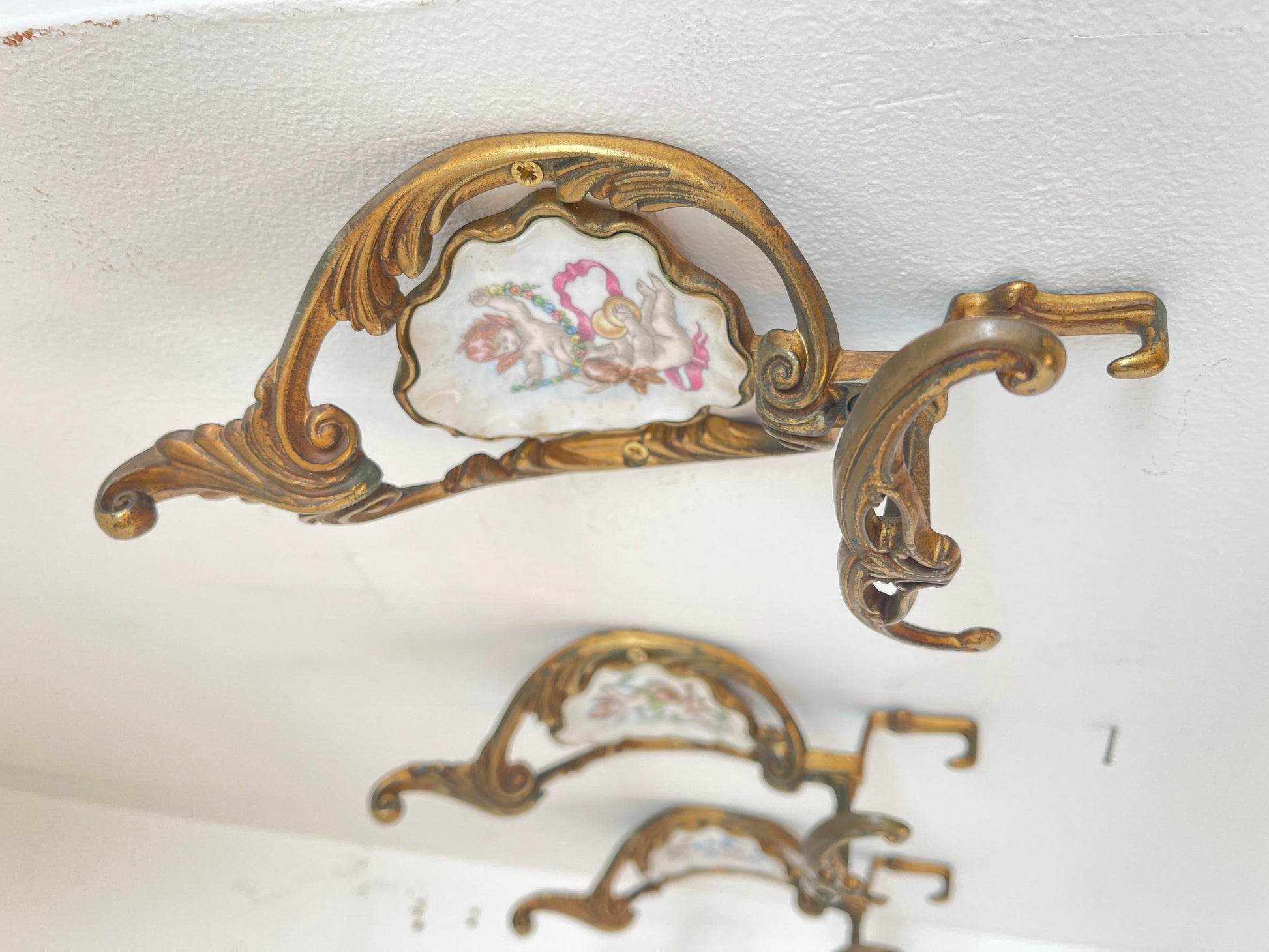 Set di tre appendiabiti in ottone in stile parigino del 1960