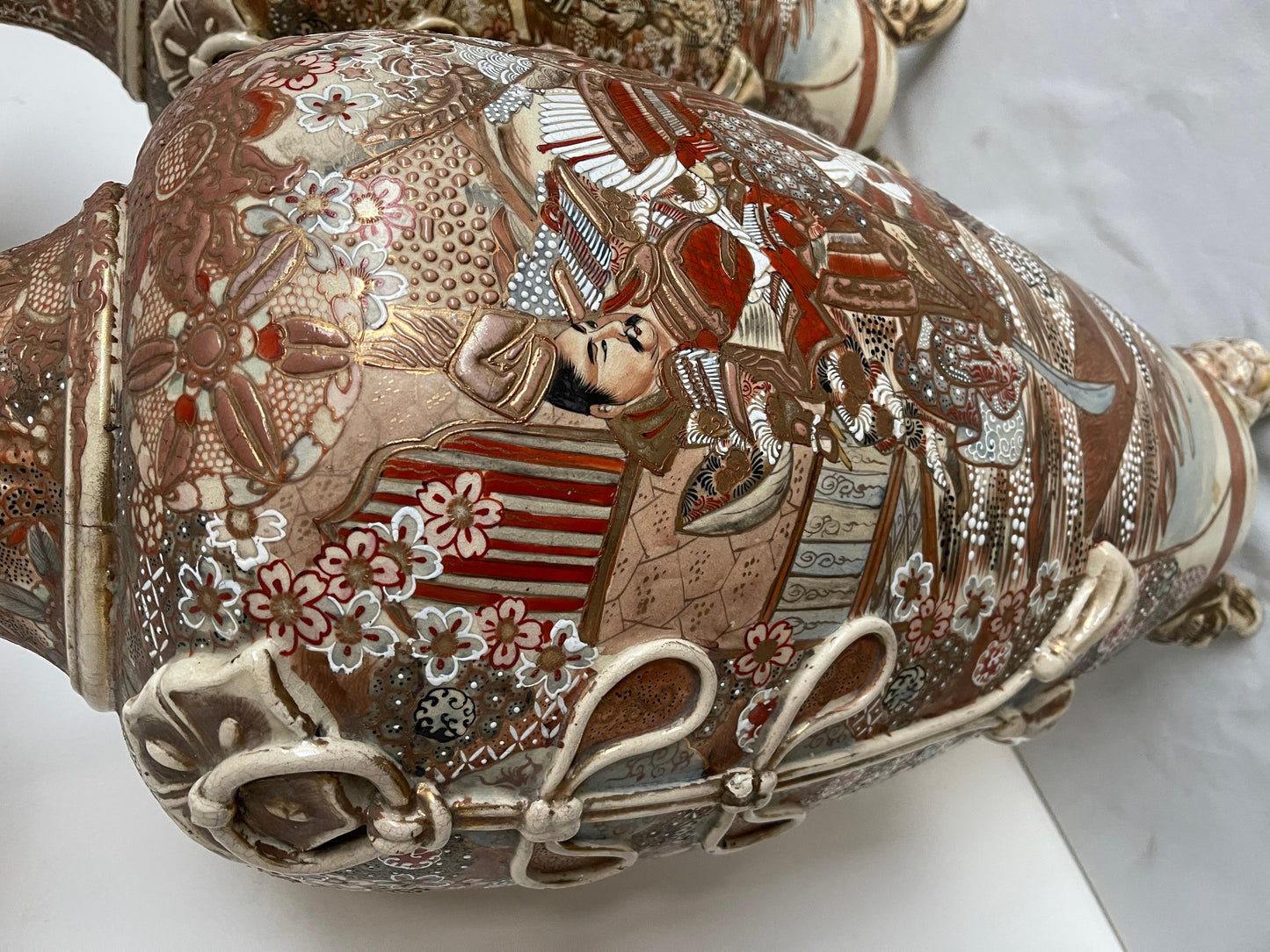 Grande coppia di antichi vasi imperiali giapponesi satsuma del XIX secolo