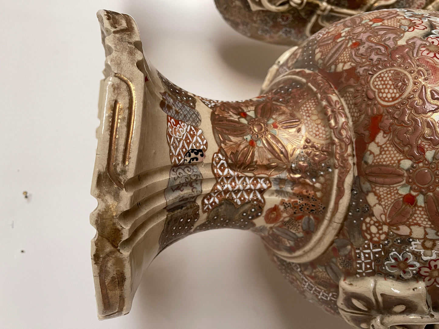 Grande coppia di antichi vasi imperiali giapponesi satsuma del XIX secolo