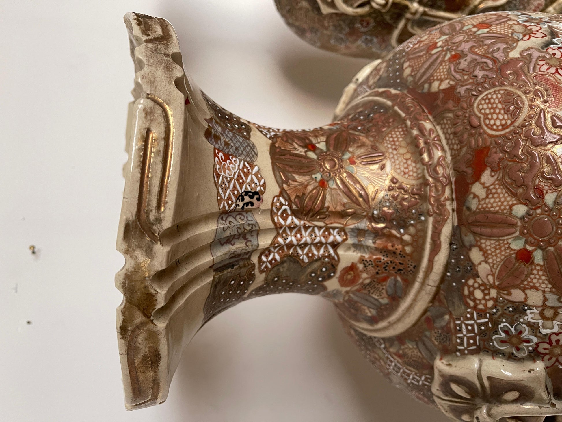 Grande coppia di antichi vasi imperiali giapponesi satsuma del XIX secolo