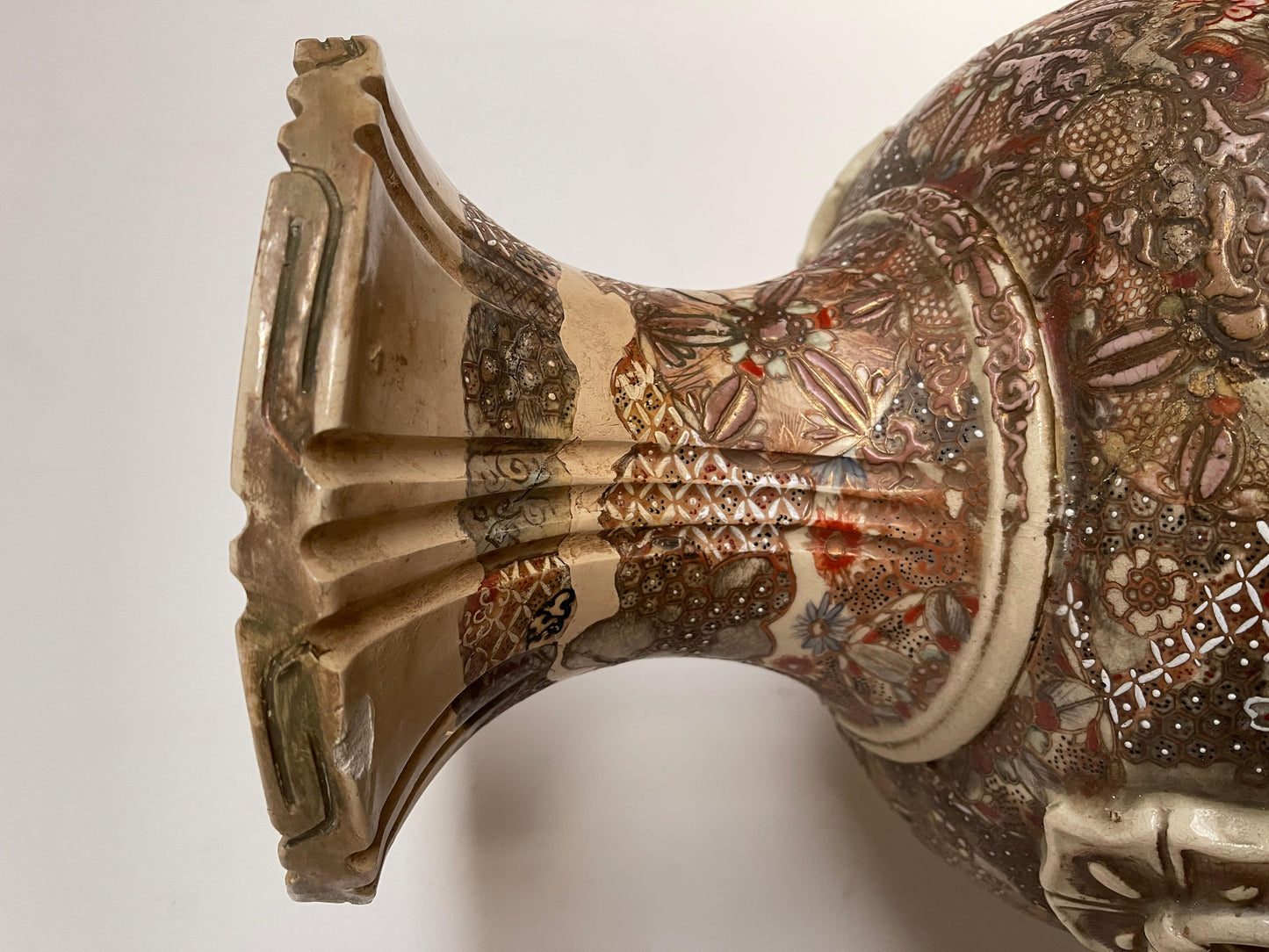 Grande coppia di antichi vasi imperiali giapponesi satsuma del XIX secolo