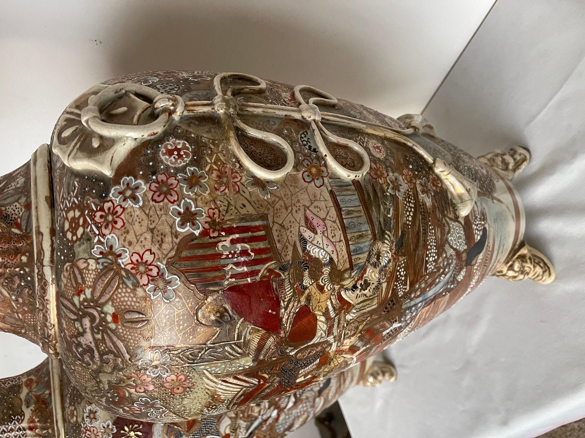 Grande coppia di antichi vasi imperiali giapponesi satsuma del XIX secolo