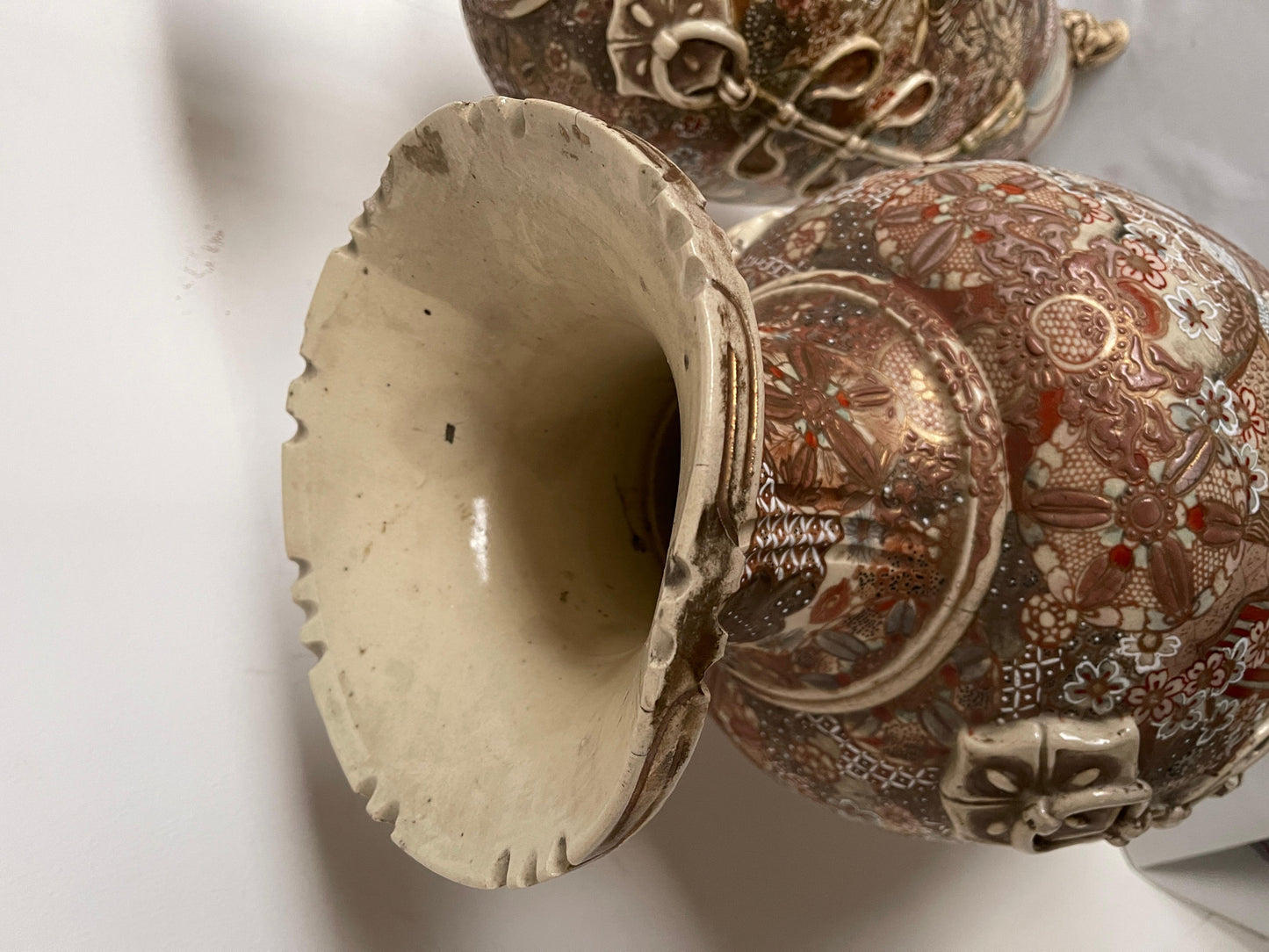 Grande coppia di antichi vasi imperiali giapponesi satsuma del XIX secolo