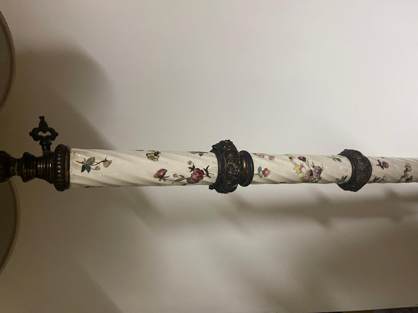 Lampada italiana da terra in bronzo e ceramica con decorazioni floreali sec. XIX