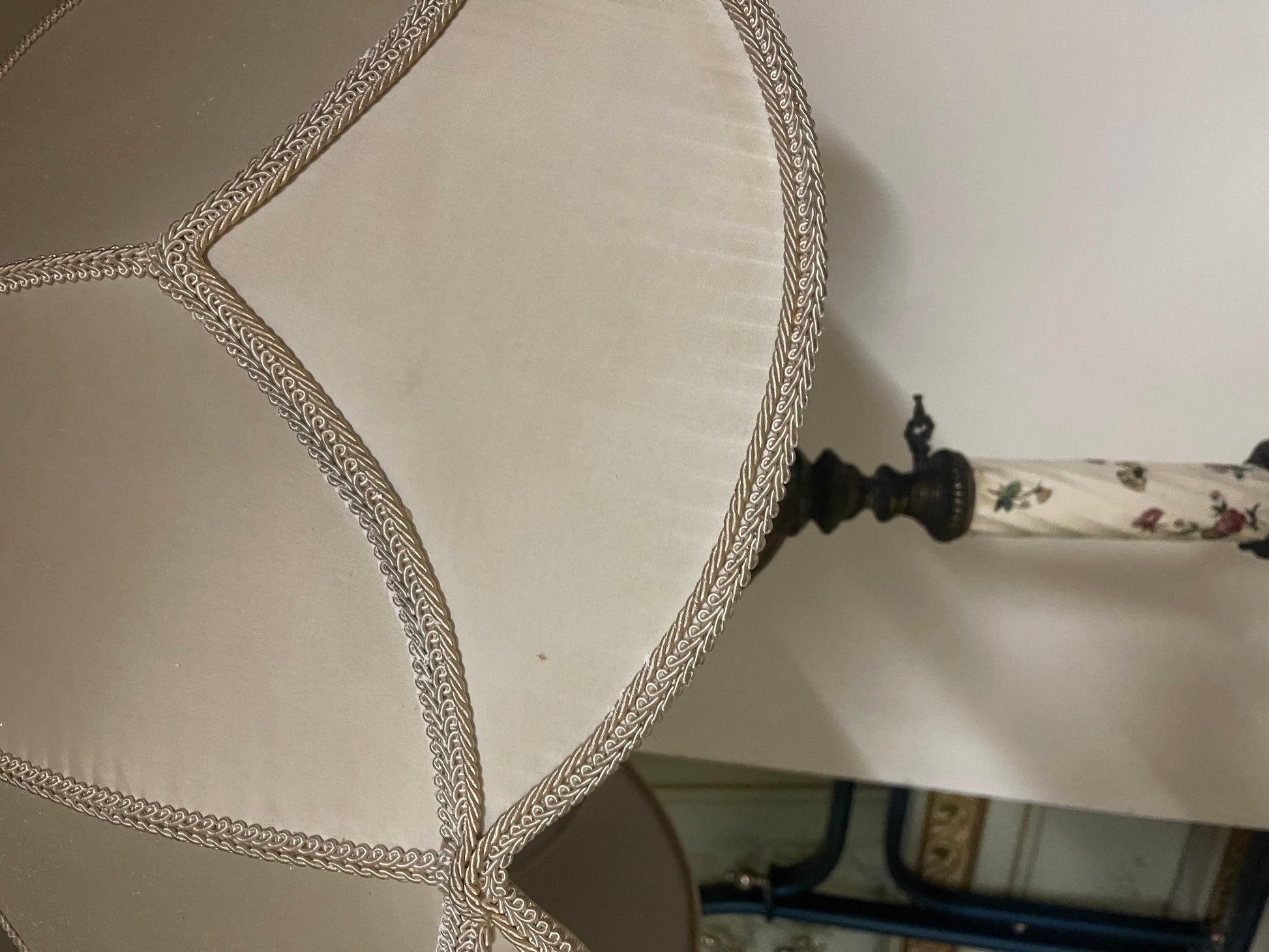 Lampada italiana da terra in bronzo e ceramica con decorazioni floreali sec. XIX