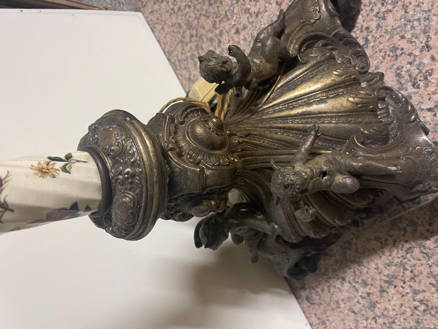 Lampada italiana da terra in bronzo e ceramica con decorazioni floreali sec. XIX